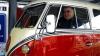 Auf Hochglanz poliert: Klaus Baumann in einem VW Bus Samba.