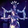 Die Fee (Isabel Varell) mit Cinderella.