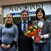 (bjk)   Einen fliegenden Wechsel gibt es in der Anzeigenberatung der Main-Post Gemünden. Die 48-jährige Beate Köhler (mit Blumenstrauß) kommt für die bisherige Mediaberaterin Katharina Grimm (links), die Ende Februar in Mutterschutz geht. Beate Köhler berät die Anzeigenkunden von Main-Post und „markt“ im Raum Gemünden. Die Retzbacherin ist gelernte Kauffrau für Bürokommunikation und zweifache Mutter. In der Altstadtpassage arbeitet sie mit den Main-Post-Redakteuren Michael Fillies und Björn Kohlhepp. Der freundliche Herr in der Mitte ist Julius Schmitt, Gebietsverkaufsleiter der Main-Post im Landkreis Main-Spessart.