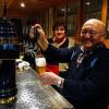 Fröhlich eingeschenkt: Auch mit 80 Jahren steht August Schäfer noch gerne am Zapfhahn im Schmalwasserer Gasthaus „Zum Hirschen“. Seit über 100 Jahren ist das Haus in Familienbesitz. Bis heute geht man „zum August“, obwohl Tochter Evi und Schwiegersohn Ruppert Leuner die Geschäfte schon einige Jahre führen. Auch Ehefrau Luise Schäfer ist aus dem Traditionsbetrieb nicht wegzudenken.