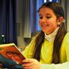 Strahlende Gewinnerin: Isabella Hertkorn beim Vorlesen aus ihrem Lieblingsbuch „Tom Sawyer“.