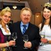 Prösterchen: Spritzige Weine präsentierten die Röttinger Weinprinzessin Susanne Lochner, Weinbauvereinsvorsitzender Wolfgang Trumpp und die fränkische Weinkönigin Melanie Dietrich (von links) bei der Jungweinprobe in der Burghalle in Röttingen.