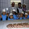 (cdo)   Unter dem Motto „Wer will fleißige Handwerker sehn…“ gestaltet der Kindergarten St. Ägidius sein derzeitiges Jahresthema. Nach dem Besuch bei einer Bäckerei, einem Obstvertrieb und beim Bauern darf natürlich der Metzger nicht fehlen. Neugierig machten sich die Kinder mit ihren Erzieherinnen auf dem Weg zu Erich Rügamer, dem ortsansässigen Metzger. Er und seine Frau Gabi erwarteten die Meute bereits im Schlachthaus. Erich holte eine Wanne mit Fleischstücken aus dem Kühlraum und erklärte, dass dieses nun gewürzt und gemahlen wird. „Aufgepasst und Ohren zugehalten“, denn der „Wolf“, so heißt die Maschine, in der das Fleisch zerkleinert wird, kann laut werden. Nun kam noch etwas Weißwurstteig dazu und es roch und schmeckte bereits nach Bratwurst. Erich zog Schafsdärme über den Hahn der Füllmaschine und fasziniert beobachteten die Kinder, wie die Würste entstanden. „Jetzt müssen wir auch mal probieren, ob sie gut schmecken“, und schon landeten sie in der Grillpfanne. Alle Kinder ließen sich die selbst gemachten Würste mit Brötchen und Ketchup schmecken.