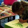 Angewandte Mathematik: Die Kinder der Klasse 3b beschäftigten sich im Matheunterricht mit Würfeln, bevor sie am Projekttag ihre eigenen, überdimensionalen bastelten. Jeder Würfel wurde mit einem Buchstaben versehen. Am Ende sollen zwei Säulen entstehen, auf denen „Grundschule Wombach“ steht.