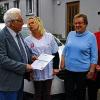 (ert)   Christiane Horn, die Pflegedienstleiterin der Caritas Sozialstation St. Matthias, die ehrenamtliche Mitarbeiterin Frieda Schneider und die stellvertretende Pflegedienstleiterin Susanne Dietz (von rechts) wurden vom Vorsitzenden des Katholischen Schwesternvereins St. Matthias, Manfred Manger, für ihren langjährigen Einsatz im Dienste der pflegebedürftigen Gochsheimer mit dem silbernen Ehrenzeichen ausgezeichnet. Horn und Dietz leisten seit 25 Jahren Dienst in der Sozialstation, Schneider seit 17 Jahren.