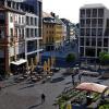 Neue Ansichten: Die geplante Umgestaltung am oberen Markt mit Bänken und gläsernem Aufzug am Häckerbrunnen vor dem geplanten Geschäftshaus.
