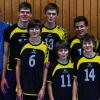 (zot)   Wieder einmal hat die Hammelburger Volleyball-Talentschmiede einen Erfolg erzielt. Trotz des Fehlens von vier wichtigen Spielern hat die U16 des TV/DJK Hammelburg souverän die unterfränkische Meisterschaft in Frammersbach gewonnen und sich damit für die Nordbayerische qualifiziert. Luca Jansen, Jan Herzer und Lukas Full mussten als Ersatz einspringen und meisterten ihre Aufgabe tadellos. Aufgrund der neuen Konstellation war Trainer Hartmut Karlitzek gezwungen, das Spielsystem auf 4:2 umzustellen, so dass Lukas Baden und Jan Herzer die zwei Zuspieler im Feld waren. Vor allem die Hauptangreifer Oscar Benner und Felix Tolle wurden dadurch gekonnt in Szene gesetzt. Kein Gegner hatte selbst gegen diese ersatzgeschwächte Formation der Hammelburger nur einen Hauch einer Chance. Die technische und spielerische Überlegenheit war so groß, dass sogar im Endspiel gegen Mömlingen die Sätze einstellig gewonnen wurden (25:8/25:9). Zuvor wurden Veitshöchheim, Frammersbach und Röttingen ebenso deutlich besiegt. „Ich bin gespannt, wie weit diese Truppe in Vollbesetzung noch kommen wird“, sagt der Trainer.