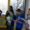 Handy-Schuldenfalle: die beiden Coaches Richard Oswald und Silvia Daniel (von links) mit den Schülern der Klasse 6 c des BNG, die den Handy-Streit in der Familie nachspielten.