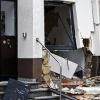(afp)   Durch die Sprengung eines Geldautomaten haben Unbekannte im hessischen Langgöns-Oberkleen ein Haus schwer beschädigt. Das Technische Hilfswerk (THW) habe das Gebäude zwischenzeitlich abstützen müssen, teilte die Polizei am Mittwoch mit. Derzeit prüfe ein Statiker das Ausmaß der Schäden. Ein 50-jähriger Mann, der über der Bankfiliale in dem Haus wohnt, blieb bei der Explosion unverletzt. Nach der Sprengung beobachteten Zeugen den Ermittlern zufolge zwei Personen, die sich in einem Auto vom Tatort entfernten. Die Untersuchungen der Polizei dauerten am Mittwoch zunächst noch an.