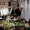 Oldtimer und Brauchtumspflege: Zwei Leidenschaften, denen Stefan Zimmerer gerade mit großem Engagement in vielen Stunden beim Grafenrheinfelder HeiKuBra mit der Resaturation eines fast 60 Jahre alten Fendt-Bulldogs nachgeht.