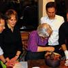 Helga probiert die Sauce: Slow Food-Kochkurs bei Ludwig Fischbach (rechts) mit Sebastian und Monika Remelé (links), Landrat Florian Töpper (mitte), Slowfood-Mitgliedern und jungen Kreativen.