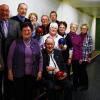 Die Kegelgemeinschaft Schloss Werneck beim „Jubiläumsbild“: Zwölf Mitglieder hat die Gruppe heute, darunter fünf Gründungsmitglieder: (von links) Roland Kemmer, Krankenpflegervorsteher a.D., Hans Kemmer, Amtsrat a.D., Hilmar Lunz, Oberkrankenpfleger a.D., (sitzend) Edwin Rheude, Oberamtmann a.D. und ehemals Personalchef, sowie (vorne links) Siglinde Kemmer.