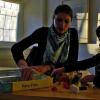 Spielerisch therapieren: Logopädin Johanna Kestler in ihrer Haßfurter Praxis mit der kleinen Milena.