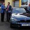 (ume)   Schon vor zwei Jahren hatte Christof Braterschofsky vom Autohaus BMW-Tief-Dörfler eine Idee. Für die Ausbildung der Kfz-Mechatroniker an den Beruflichen Schulen Kitzingen-Ochsenfurt ist es wichtig, dass die Auszubildenden auf dem neuesten Stand sind. So wurde bei BMW nachgefragt, ob es die Möglichkeit gibt, ein Auto für die Ausbildung zur Verfügung zu stellen. Es hat lange gedauert. Doch vergangene Woche hat Christof Braterschofsky, Geschäftsführer von BMW-Tief-Dörfler, einen BMW 116i Automatik nach Ochsenfurt in die Beruflichen Schulen gefahren und dort übergeben. Schulleiter Bruno Buchen und sein Stellvertreter Johann Bux haben sich mit dem Fachbereichsleiter Klaus Berger sehr darüber gefreut. Schließlich erhielten sie ein Auto mit neuester Technik im Wert von 40 000 Euro. Schulleiter Bruno Buchen bedankte sich bei Christof Braterschofsky, auch im Namen von Landrätin Tamara Bischof. Im Bild: Johann Bux (stellvertretender Schulleiter), Bruno Buchen (Schulleiter der Beruflichen Schulen Kitzingen-Ochsenfurt), Christof Braterschofsky, Geschäftsführer von BMW Tief-Dörfler und Fachbereichsleiter Klaus Berger.