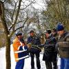 Schnitt im Schnee: Oft griffen unter Anleitung von Alexander Krug (links) die Teilnehmer am Winterschnittkurs für Obstbäume selbst zu den Werkzeugen, um alte Bäume in Form zu bringen.