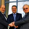 Führungswechsel: Gerd Düll (links) tritt die Nachfolge von Kurt Kleinschnitz (rechts) als Leiter des Amtes für Ernährung, Landwirtschaft und Forsten in Kitzingen an. Kleinschnitz geht in den Ruhestand. Zur Feierstunde kam Ministerialdirektor Martin Neumeyer (Mitte).