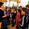(kri)   Im historischen Gebäude am Marktplatz besuchte die Klasse 4b die Gemeindebücherei. Nach der Begrüßung erhielten die Kinder von Irmi Betscher und Agnes Schemm eine Führung durch die Bücherei. Sie erfuhren, dass man sich Bücher, Computerspiele, Hörkassetten ausleihen kann. Zusätzlich gibt es auch einen Internet-Platz im Erdgeschoss, wie Irmi Betscher informierte. Daneben ist ebenfalls in jedem Stockwerk ein PC vorhanden, wo man den gewünschten Titel eingeben kann. Zum Schluss durften die Kinder noch ein Kreuzworträtsel lösen. Das Lösungswort „Bilderbuch“ wurde von allen gelöst.