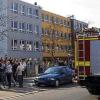 Feueralarm am Friedrich-Koenig-Gymnasium: Schüler und Lehrer warten am Freitag im Freien, während die Feuerwehr den Brand im Schulhaus bekämpft.