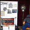 Fasson- oder Normalschnitt? Die beiden Museumsleiter Bertram Schulz (links) und Klaus Vogt haben im Vorfeld der Ausstellung „Sammeln – Bewahren – Ausstellen“ schon einmal im alten Friseursalon Platz genommen.