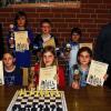 Siegerehrung bei der U 12: Urkunden und Pokale gab es (von links) vorn für die Mädchen Michelle Trufanov (Bad Kissingen), Johanna Kirchner (Hainstadt) und Romy Kraus (Schweinheim) sowie hinten für die Jungen Pablo Wolf (Bamberg), Jakob Roth (Arnstein) und Luis Häusler (Stetten). Über den Erfolg freuten sich links Schweinfurts Oberbürgermeister und Schirmherr Sebastian Remelé wowie rechts Andreas Lehmann, zweiter Vorsitzender des ausrichten Vereine SK Schweinfurt 2000.