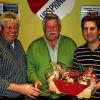 Horst Seim (Mitte) erhält vom Vorsitzendem Bernd Barthel (links) des TSV Urspringen und dessen Stellvertreter Florian Herteux einen Präsentkorb. Über 39 Jahre lang war er Schriftführer.