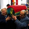 Eine traurige Aufgabe: Der türkische Botschafter Hüseyin Avni Karslioglu (links) trägt am Dienstag in Backnang nach der Trauerfeier für sieben Kinder und eine Frau, die am 10. März, ums Leben gekommen waren, mit einigen Männern einen Kindersarg.