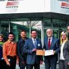 40 Jahre Partner: Die FOS/BOS Marktheidenfeld bedankte sich bei Warema. Von links: Christina Erhard, Jens Hauerstein (FOS/BOS Marktheidenfeld), Tobias Harth, Karl Fuchs (Leiter FOS/BOS), Thomas Klein, Christine Rakowsky, Marco Ditterich, Klaus Burkhard (FOS/BOS).