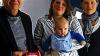 (imro)   Seit ein paar Monaten bekommen alle Familien mit neugeborenen Babys in Waldbüttelbrunn Besuch von Natalie Lechner, der Leiterin des Familienstützpunktes. So möchte sie die Familien persönlich kennen lernen, Kontakte knüpfen und auch den Familienstützpunkt bekannter machen. Auch einen Willkommensbrief mit Glückwünschen des Bürgermeisters und einen Flyer der Krabbelstube überreicht Lechner den frisch gebackenen Eltern. Außerdem einen Rauchmelder. Die Idee dazu hatte 2008 Gemeindejugendpfleger und Feuerwehrmann Michael Langenhorst. Seit kurzem gibt es außerdem ein Lätzchen mit der Aufschrift „Made in Waldbüttelbrunn“. Auch Carmen Walter und ihr kleiner Sohn Felix freuten sich über den Besuch von Bürgermeister Alfred Endres und  Natalie Lechner (rechts).