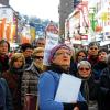 Hält die Erinnerung wach: Angela Sey führte als Trümmerfrau „Babette“ durch Würzburg.
