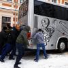 Mit vereinten Kräften: Auf spiegelglatter Fahrbahn mussten die Studierenden den Bus anschieben.