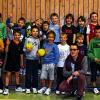 (gizo)   Für die ersten und zweiten Klassen der Zeller Grundschule fand ein Grundschulwettbewerb „Sport“ statt. Dazu müssen die Kinder aus vier von sieben Übungsbereichen mindestens acht Aufgaben erfüllen. Es sind grundlegende Bewegungsformen wie Rollen, Werfen, Fangen, Springen, Klettern, Balancieren, Hüpfen und Laufen. Konzentriert führten die Teilnehmer ihre Übungen durch, sodass am Ende alle Kinder eine Urkunde mit nach Hause nehmen konnten. Rektorin Christine Tell wies darauf hin, wichtig sei vor allem das gemeinsame sportliche Erlebnis. Denn das gebe Auftrieb und Motivation fürs weitere „Sporteln“. Die Rektorin bedankte sich bei den Praktikantinnen, die zurzeit ein Blockpraktikum an der Grundschule absolvieren, für ihre Unterstützung. Im Bild: Die erfolgreichen Sportler aus der Klasse 2a nach dem Wettbewerb mit ihrer Klassenlehrerin Claudia Bartsch und den Studentinnen.