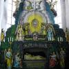 (gh)   Im Rahmen des Jubiläumsjahres „1250 Jahre Geldersheim“ wird noch bis einschließlich Ostermontag, 1. April, das Heilige Grab, auch Ostergrab genannt, in der Pfarrkirche Sankt Nikolaus in Geldersheim zu sehen sein. Es stellt bildhaft die Geschehnisse der Ostertage dar und ist ein Zeugnis ausgeprägter Volksfrömmigkeit. Das Geldersheimer Grab stammt wohl aus der Zeit um 1920, ist rund neun Meter hoch und verdeckt den Hochaltar komplett. Man sagt, eine Magd hätte ihr ganzes erspartes Geld der Kirche gespendet, um dieses Heilige Grab anfertigen zu lassen. Bis in die 1950er Jahre wurde das Geldersheimer Ostergrab vom örtlichen Schreiner immer am Gründonnerstag in der Kirche vor dem Hochaltar aufgestellt. Danach war es lange Jahre in Vergessenheit geraten. Auseinandergebaut ruhte es in einer der Gaden im Außenbezirk der ehemaligen Kirchenburg. Als sich 1996 der Heimat und Brauchtumsverein über den Erhaltungszustand des Grabs ein Bild machen wollte, war das Grab in so gutem Zustand, dass schon bald der Entschluss fiel, allen Interessierten die Besichtigung zu ermöglichen. 1998 und 2010 wurde es in den Wochen vor Ostern in der Pfarrkirche aufgestellt.