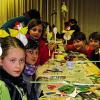 (imro)   Dass Holz-Rührlöffel nicht nur zum Kochen geeignet sind, erlebten drei Jungen und neun Mädchen beim Osterbasteln der Gemeindebücherei Waldbüttelbrunn. Aus Kochlöffeln stellten die Kinder Blumenstecker mit Frühlingsmotiven her. Unterstützt wurden sie dabei von den Büchereimitarbeiterinnen, die noch einige Geschichten zum bevorstehenden Osterfest mitgebracht hatten. So wurde von der Henne Helma erzählt, die nur bunte Eier legen konnte und vom Hasen-Franz, der auszog, um ein richtiger Osterhase zu werden. Am Ende der Bastelstunde überraschten die Kinder ihre Eltern mit je zwei Kochlöffel-Blumensteckern, die sie als  Huhn mit Schleife und als Vogel im Nest gestaltet hatten.
