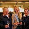 Prost! Auf die neue Vinothek stießen (von links) Bianca und Joachim Hümmler, die Fränkische Weinkönigin Marion Wunderlich sowie Marcel und Gertrud Hümmler an.