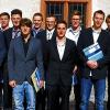 Ausbildung abgeschlossen: Die Junggesellen der Elektro- und Informationstechnik mit Obermeister Matthias Sondheimer (links) und Lehrlingswart Martin Strobl (rechts).