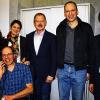 Den Fachmann an der Strippe. Alle Fragen zum Thema Darmkrebs beantwortete das Expertenteam (von links hinten) Dr. Sabine Leucht, Dr. Steffi Appelt, Dr. Joachim Müller, Dr. Christoph Schmidt und Dr. Stefan Kanzler, am Telefon sitzend Dr. Klaus Kosch.