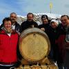 Mission vollbracht: Begleitet von (v. l.) Oskar Georg Noppenberger (Vizepräsident des fränkischen Weinbauverbandes), den „der franke“-Winzern Tanja Voll (Escherndorf), Udo Engelhardt (Röttingen), Peter Götz (Zell am Ebersberg), Martin Mößlein (Zeilitzheim), Edith Blendel (Escherndorf), Stefan Kraus (Fachberater Kellerwirtschaft beim Bezirk Unterfranken) und Frankens Weinkönigin Marion Wunderlich ist das Fäßchen Müller-Thurgau auf der Zugspitze eingetroffen, wo es nun 100 Tage lang reifen wird.