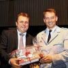 Ausbildungsmusikcorps der Bundeswehr spielte in der Höllberghalle: Der Vorsitzende des Jugendblasorchester Kürnachtal, Thomas Konrad, und Schirmherr Thomas Eberth dankten mit fränkischem Wein und der Kürnacher Ortschronik Oberstleutnant Michael Euler. Das Konzert war auch ein vorzeitiges Geburtstagsständchen für Landrat Eberhard Nuß.