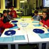 (kri)   Sich über die Realschule zu informieren, war das Ziel eines Infoabends für Grundschüler und ihre Eltern. Während die Kinder die neue mögliche Schulfamilie und das Schulhaus kennenlernen durften, informierten die Schulleiterin und deren Stellvertreterin Sonja Fischer, über Ausbildungsrichtungen, Schulleben, Schulprofil, pädagogische Arbeit sowie die Einrichtungen der Schule. Die Grundschüler wurden von Tutoren und Streitschlichtern im Schulhaus herumgeführt. Jede Gruppe hatte die Möglichkeit vier Aktivitäten aus den Bereichen Mathematik, Biologie, Chemie (im Bild), Sport und Spiel sowie Englisch zu besuchen, die die Lehrkräfte vorbereitet hatten. Wer Appetit hatte, konnte in der neuen, modernen Schulküche Crepes testen, die von Schülern gebacken worden waren. Abschließend machten sich auch die Eltern bei einem Rundgang ein Bild vom Schulhaus.