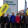 Geschäftsführer Bernd Ullrich, Bürgermeister Peter Stichler, Theo und Brigitte Spiegel, Verwaltungschef Achim Dindorf, Niederlassungsleiter Elmar Pfister vor der Einfahrt in das neue Bauzentrum in der Leibnizstraße.