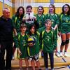(mhu)   Die Dr.-Karlheinz-Spielmann Mittelschule Iphofen gewann erneut den Schulvolleyball-Unterfrankentitel bei den Mädchen IV. Nach dem Bezirksmeistertitel bei den Jungen III/2 war dies in diesem Jahr bereits der zweite große Volleyball-Erfolg. Beim nordbayerischen Qualifikationsturnier in der Karl-Knauf-Sporthalle mussten sich die Iphöfer Jungs nur der favorisierten Ledebur-Volksschule Nürnberg geschlagen geben. Die Iphöfer Mädchen IV trafen im Bezirksfinale in der Karl-Knauf-Sporthalle auf die Vertretung des Friedrich-List-Gymnasiums Gemünden, nachdem Haßfurt und Straßbessenbach kurzfristig abgesagt hatten. In allen vier Begegnungen zeigte sich Iphofen überlegen. Als Bezirksmeister hat sich Iphofen für das nordbayerische Qualifikationsturnier in der Oberpfalz qualifiziert. Die Meistermädchen (hinten von links): Lisa Klein, Sonja Szabo, Sarah Scheidler, Jenny Schleret, Laryane da Concecau, (vorne von links) Betreuer und Volleyball-Bezirksobmann Michael Huckle, Anna-Sophie Demmler, Jana Neckermann und Rosalie Steinmeyer.