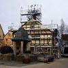 Die Handwerker sind da: Am historischen Rathaus in Rügshofen haben die Renovierungsmaßnahmen begonnen.