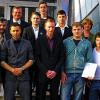 Freisprechung der Metallinnung (von links): (vorne): Obermeister Hermann Schmitt, Maximilian Huber, Tobias Haase, Jan Brönner, Markus Keller, Rolf Mloschin (Vorsitzender des Prüfungsausschusses); (zweite Reihe) Lehrlingswart Otmar Endrich, Manfred Ländner, Stefan Will, Manuel Heinrich, Tobias Ils, Dagmar Beck-Ruf und Uwe Tutschku (Leiter der Franz-Oberthür-Schule Würzburg).