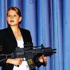 „Top-Dogs“-Szenerie: Sich als Frau an der Waffe beweisen, dies demonstriert hier Elina Schleicher in ihrer Rolle als Melanie Wrage. Ihr zur Seite stehen Beraterin Isabell Schmitt (Maria John, links) und Psychologin Katharina Stein (Theresa Emmert).
