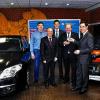 (rtg)  Zuwachs im Fahrzeugpark der Handwerkskammer: Kürzlich übergaben Verlaufsleiter Frank Teichmann und Betriebsleiter Sebastian Schubert von der Renault Autohaus Ehrlich GmbH dem Bildungszentrum Würzburg der Handwerkskammer einen Renault Laguna III sowie ein Elektrofahrzeug Renault TWIZY zu Schulungszwecken. Bernd Bratek, Leiter des Bildungszentrums, bedankte sich für beide Autos, ebenso wie Handwerkskammer-Präsident Hugo Neugebauer, der offiziell die Fahrzeugschlüssel entgegennahm. Mit dem leihweise überlassenen TWIZY sollen die Vorzüge der Elektromobilität im Rahmen der Ausbildung jungen Menschen anschaulich vermittelt werden. Das Foto zeigt (von links) Armin Katzenberger, Teamsprecher KFZ Technik, Bernd Bratek, Sebastian Schubert, Hugo Neugebauer und Frank Teichmann.
