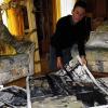 Noch allerhand zu tun hat Christopher Hartmann bis zur Vernissage am Freitag, 5. April. Bis seine Ausstellung in Bamberg eröffnet wird, müssen alle Gemälde wieder auf die Keilrahmen. Für den Transport von Barcelona nach Trossenfurt mussten sie demontiert werden.