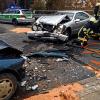 (jogi)   Bei einem Unfall am Ende der Mainbrücke zwischen Lengfurt und Trennfeld sind am Mittwoch gegen 17.30 Uhr zwei Menschen verletzt worden. Nach Polizeiangaben hatte ein Autofahrer, der aus Lengfurt kam, nach links in Richtung Trennfeld abbiegen wollen. Weil ihm Fahrzeuge entgegenkamen, musste er warten. Um einen Auffahrunfall zu verhindern, wich ein nachfolgender Mercedes-Fahrer auf die Gegenfahrbahn aus und stieß dort mit einem Auto der Marke Proton zusammen. Der Fahrer des Proton wurde in seinem Wagen eingeklemmt. Die Feuerwehr befreite ihn mit der Rettungsschere, dann wurde der Mann schwer verletzt ins Krankenhaus gebracht. Der Mercedes-Fahrer erlitt nur leichte Verletzungen. Die Polizei schätzt den Schaden auf rund 20 000 Euro.