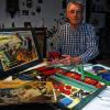 Stolz: Günther Schröttle schenkt seine Märklin Metallbaukästen, die er einst als Dreikäsehoch unterm Weihnachtsbaum fand, dem „Haus der Bayerischen Geschichte“. Ab Mai 2018 werden sie Teil der Ausstellung „Historische Weihnachtsgeschenke“ sein.