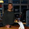 (ara)   Das Headset auf dem Kopf vor seinem Computer stehend, so kennt man Andreas Klasinski, wenn man die Geschäftsräume von ak-it-technik in Bischofsheim betritt. Seit Wochen ist sein Geschäft samstags geschlossen. Mittlerweile brodelt die Gerüchteküche und tatsächlich ist etwas Wahres daran: Andreas Klasinski wird sein Geschäft in der Bahnhofstraße diesen Samstag schließen. Aus familiären Gründen, wie er sagt, hat er bei einem Stellenangebot zugegriffen. 2006 machte sich der gelernte Elektriker selbstständig und eröffnete in einem Nebenraum der Postfiliale in der Ludwigstraße ein Geschäft. Klasinski sucht nun nach einem Nachfolger, dem er seinen Kundenstamm in gute Hände übergeben kann.