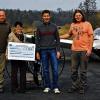 (gh)   Von dem Hintergrund der finanziellen Schieflage des TSV Röthlein, über die auch diese Zeitung berichtete, hat der Röthleiner Alexander Zickler spontan gehandelt. Nicht mit einem Rosinenbomber, sondern einem UL Motorschirm schnürte er ein Carepaket der besonderen Art: Er erhob sich mit seinem Motorschirm in die Lüfte und fertigte hochwertige Luftbilder der Orte Röthlein, Heidenfeld und Hirschfeld an. Die großformatigen Abzüge, die das Photo Lab Schweinfurt kostenlos anfertigte, wurden interessierten Bürgern zum Kauf angeboten. Auch dank der Unterstützung durch Andreas Bengl, NAVI GmbH Grafenrheinfeld konnten die Bilder quasi ohne Produktionskosten verkauft und der Reinerlös 825 Euro vollständig an den TSV Röthlein gespendet werden. Unser Bild zeigt die Scheckübergabe mit Pilot Alexander Zickler (www.motorschirmwerbung.de) vom Aero-Club Schweinfurt, TSV-Vorsitzende Elke Lanz, Andreas Bengl von der NAVI GmbH Grafenrheinfeld und Willi Schmitt vom Photo Lab Schweinfurt. Für alle Interessenten, die noch eines dieser Fotos erwerben möchten, läuft diese Benefiz-Aktion beim Photo Lab weiter.